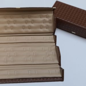 AL32 – Mostruário em Corino p/ 32 Pares de Alianças