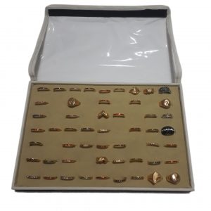 S19-A/V Médio - Bandeja Médio, Courino/Veludo com Tampa de Plástico e fechamento com Velcro para 63 anéis