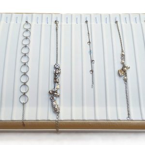 0500-P - Bandeja Courino Branco Detalhes em Dourado para 16 pulseiras - 35x25x6 cm